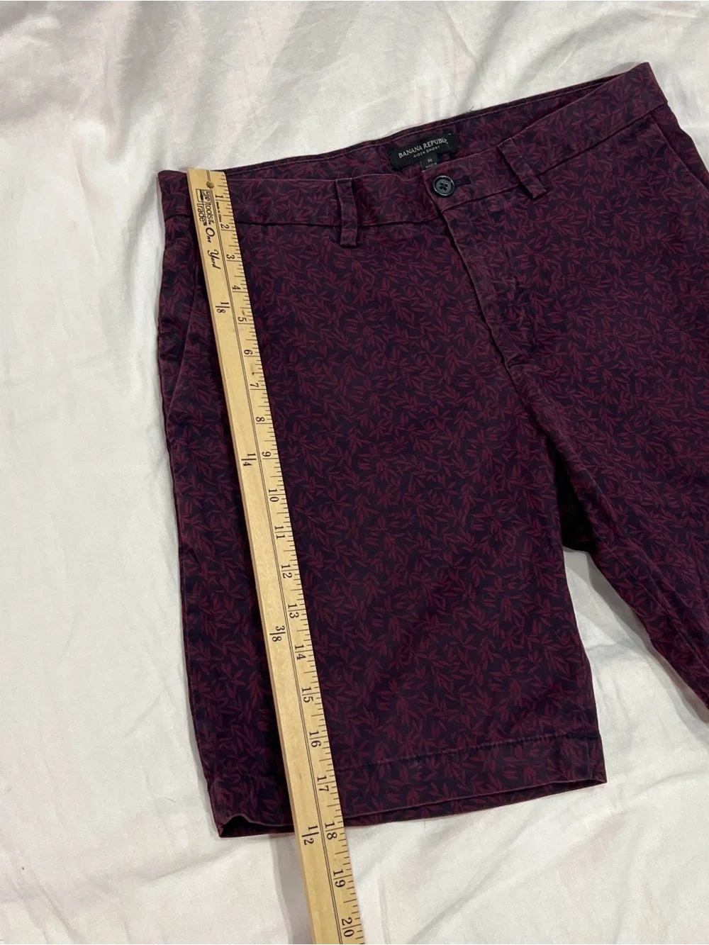 Banana Republic Aiden Shorts Mens 30 Burgundy Leaf Print Chino Flat Front Casual